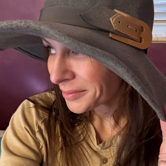 Accessories - Elegant Gray Women's Hat with Gold Accent